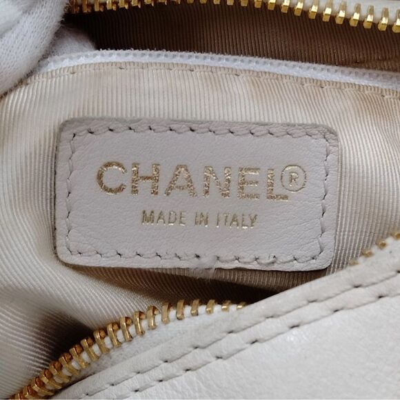 CHANEL White Quilted Handbag - Picture 12 of 13